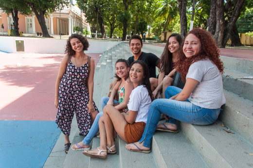 Imagem: estudantes posam para foto na Reitoria da UFC