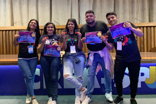 Imagem: estudantes comemoram a conquista durante a premiação