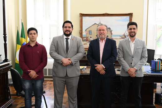 Imagem: O reitor da UFC, Prof. Cândido Albuquerque (segundo, da direita para a esquerda), recebeu Igor Leitão, Lucas Ribeiro e João David na Reitoria (Foto: Arquivo UFC Informa)