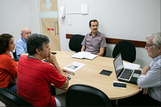 Imagem: Na cabeceira da mesa, à direita, Prof. Carlos Couto Castelo Branco preside a reunião. Em sentido horário estão o Prof. Marcelo de Castro Callado, a Profª Jakeline Alencar Andrade, o consultor, Dr. Edmar Ribeiro, e o servidor técnico-administrativo Manoel Irlano Barbosa Leite (Foto: Ribamar Neto/UFC)