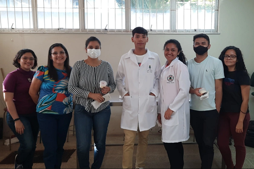 Imagem: om apoio da equipe nas práticas realizadas em laboratório, os participantes recebem cartilhas para fixar o conhecimento repassado (Foto: Kleber Carvalho)