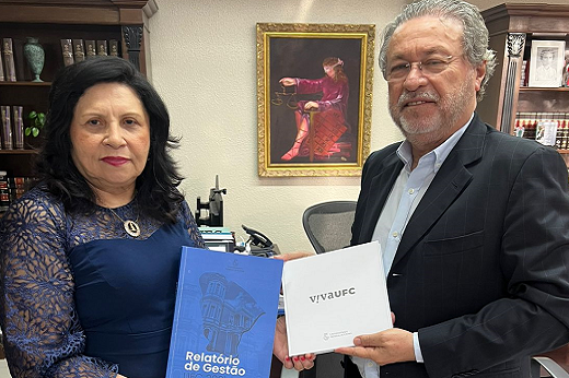 Imagem: À esquerda, a Desembargadora Nailde Pinheiro (presidente do TJ-CE) recebe das mãos do reitor da UFC, Cândido Albuquerque, box comemorativo da Imprensa Universitária. (Foto: Divulgação)