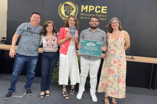 Imagem: Os jornalistas Fernando Jocelito, Lúcia Helena Pierre, Márcia Vieira, Fabrício Girão e Síria Mapurunga 