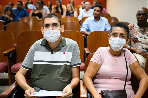 Imagem:  Ao lado da mãe, o aluno de pedagogia Geilson de Sousa Santos, também aprovado, considera um ganho muito grande para as crianças ter um professor com deficiência em sala de aula (Foto: Viktor Braga/UFC Informa)