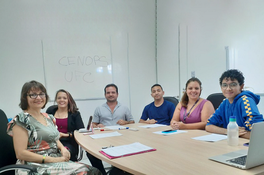 Imagem: Na imagem, parte da equipe do CENOPS: Karen Clark (PREX), Profª. Marina Figueiredo, Fábio Nogueira (coordenador), voluntário Henrique Sousa, Prof. Vanessa Nogueira, e voluntário Renan Santos (Foto: CENOPS)