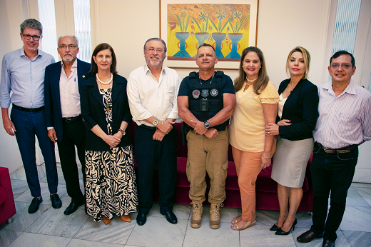 Imagem: Da esquerda para a direita: Prof. Augusto Albuquerque (PROINTER), Prof. Glauco Lobo (vice-reitor), Profª Elizabeth Daher (PREX); Prof. Cândido Albuquerque (reitor), secretário Mauro Albuquerque (SAP); Profª Lara Capelo (PREX), Sheline Barroso (chefe de gabinete da SAP) e Prof. Érico Veras (FEAAC). (Foto: Gutiérrez Reges/ UFC Informa)