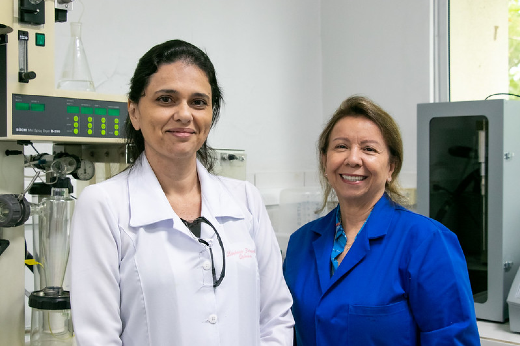 Imagem: pesquisadoras em laboratório