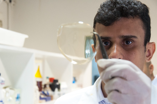 Imagem: pesquisador em laboratório examina pipeta