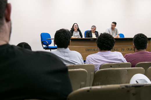 Imagem: A mesa de abertura foi formada pela diretora da UFC Inclui, Profª Fernanda Cláudia Araújo da Silva; pelo pró-reitor de Gestão de Pessoas, Prof. Marcus Vinícius Veras Machado, representando o reitor da UFC; ee pelo diretor do Sistema de Bibliotecas da UFC, Felipe Ferreira da Silva (Foto: Ribamar Neto/UFC Informa)