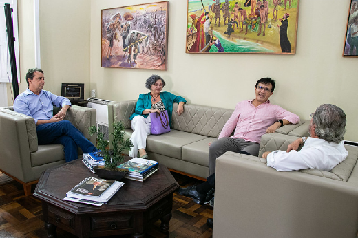 Imagem: O encontro ocorreu no gabinete do Reitor. Da esquerda para a direita, os professores: Carlos Almir, Diana Azevedo, Custódio Almeida e Cândido Albuquerque (Foto: Viktor Braga/UFC)