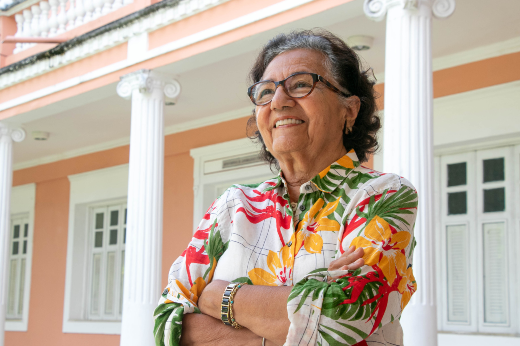 Imagem: mulher de cabelos grisalhos posa na Reitoria