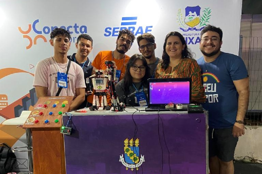 Imagem: Profº Simone Nunes (a penúltima, da esq. para a dir.), do INOVE, ao lado de jovens empreendedores do Campus de Quixadá (Foto: acervo do Campus)