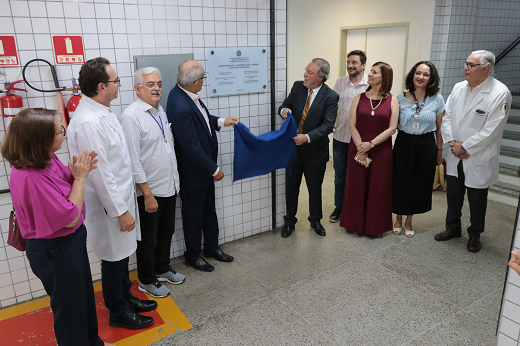 Imagem: gestores da UFC descerram placa de inauguração do laboratório 