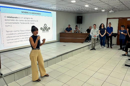 Imagem: estudante se apresenta a uma plateia