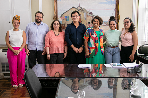 Imagem: Da esquerda para a direita: Kayanne Vasconcelos (SEIR), Daniel Fonsêca (Cooord. de Articulação Política Institucional - UFC), Profª Marilene Munguba (UFC Inclui), Prof. Custódio Almeida (reitor da UFC), secretária Zelma Madeira (SEIR), Drielle Holanda (SEIR) e Tainara Alexandre (SEIR). (Foto: Ribamar Neto/UFC Informa)