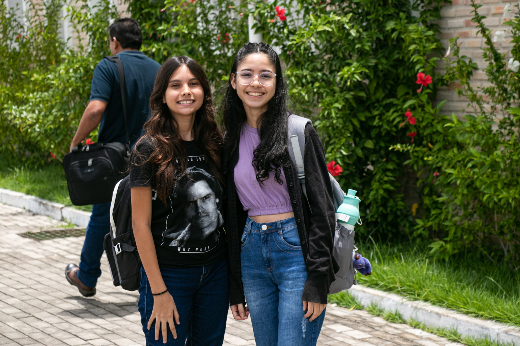 Imagem: duas estudantes posam para foto