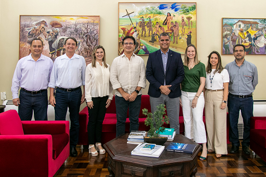 Imagem: De pé, da esquerda para a direita: Welligton Guidoni (diretor técnico - ArcelorMittal Pecém), Prof. Carlos Almir Monteiro (chefe de Gabinete da Reitoria - UFC), Gisele Sestren (gerente-geral de Recursos Humanos - ArcelorMittal Pecém), Prof. Custódio Almeida (reitor da UFC), Erick Torres (CEO - ArcelorMittal Pecém), Carla Brunoro (gerente de Comunicação e Relações Institucionais - ArcelorMittal Pecém), Beatriz Bezerra (especialista em Relações Institucionais - ArcelorMittal Pecém) e Alex Nascimento (gerente de Infraestrutura - ArcelorMittal Pecém) (Foto: Viktor Braga/UFC Informa)