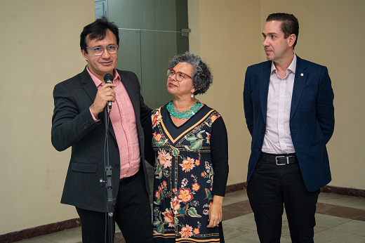 imagem: De pé, o reitor Custódio Almeida, de terno escuro, e a vice-reitora Diana Azevedo, de vestido estampado, recebem parlamentares no salão nobre da Reitoria. Ao lado, também de terno escuro, está o deputado eduardo Bismarck. (Foto: Viktor Braga/ UFC Informa)