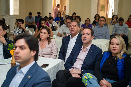 Imagem: Da esquerda para a direita, sentados, os deputados federais A. J. Albuquerque (em primeiro plano), Fernanda Pessoa, Luiz Gastão Bittencourt, Eduardo Bismarck e Ana Paula Farias; encontro com parlamentares pautou aproximação UFC-Câmara Federal e apresentou projetos estratégicos.. (Foto: Viktor Braga/UFC Informa)