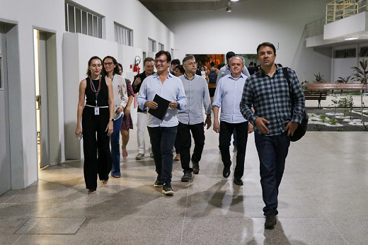 Imagem: Foto mostra o diretor do Campus da UFC em Sobral, Mário Moreira (à frente, de camisa xadrez azul) acompanhando o reitor Custódio Almeida durante sua visita à unidade acadêmica. O reitor está ao centro, de camisa branca; ao redor, as equipes administrativa e acadêmica. (Foto: Ribamar Neto/ UFC Informa)