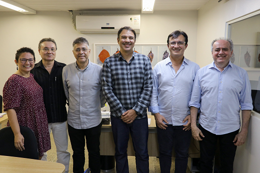 Imagem: Da esquerda para a direita: Profª Rita Gomes (vice-diretora eleita do Campus da UFC em Sobral); Prof. João Guilherme Matias (pró-reitor de Planejamento e Administração e ex-diretor); Prof. Vicente de Paulo Teixeira (docente do Campus e ex-diretor); Prof. Mário Moreira (diretor eleito); Prof. Custódio Almeida (reitor) e Prof. Gerardo Cristino (docente do campus e ex-coordenador do Curso de Medicina). (Foto: Ribamar Neto/ UFC Informa)