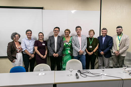 Imagem: Da esquerda para a direita: Profª Diana Azevedo (vice-reitora); Prof. Renan Montenegro (gerente de Ensino e Pesquisa do Complexo Hospitalar); Rochelle Souza (gerente administrativa do Complexo Hospitalar); Prof. Custódio Almeida (reitor); Profª Josenília Gomes (superintendente do Complexo Hospitalar); Arthur Chioro (presidente da EBSERH); Magda Almeida (gerente de Atenção à Saúde do HUWC); Prof. Edson Lucena (gerente de Atenção à Saúde da MEAC) e Ícaro Tavares (superintendente regional de Saúde de Fortaleza, representando a secretária de Saúde do Estado, Tânia Mara Coelho). (Foto: Viktor Braga/ UFC Informa)