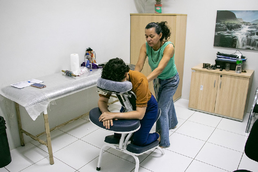 Imagem: As sessões de massoterapia estão entre as atividades mais procuradas pelos servidores (Foto: Viktor Braga/UFC)