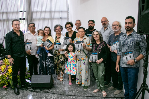 Imagem: O livro "Travessia" é resultado da produção literária de servidores da UFC (Foto: Ribamar Neto/UFC)