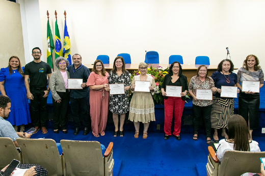 Imagem: Servidores foram homenageados com certificado de gratidão (Foto: Viktor Braga/UFC)