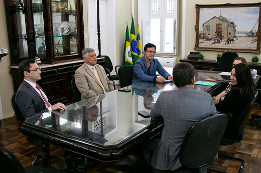 Imagem: Sentados à mesa, conversam de um lado o magistrado Thiago Mesquita, o Prof. Odorico de Moraes e o reitor Custódio Almeida; do outro, estão a Profª Elisabete de Moraes, a juíza Gisele Alcântara e o Prof. João Luis Matias. (Foto: Ribamar Neto/ UFC Informa)