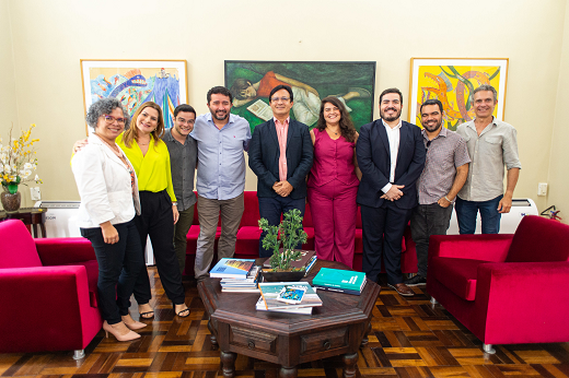 Imagem: Da esq. para a dir.: Profª Diana Azevedo (vice-reitora); Profª Cynara Mariano (coord. de Legislação da Reitoria); Prof. Rafael Vieira (coord. adjunto de de Legislação da Reitoria); Lindbergh Martins (prefeito de Jijoca); Prof. Custódio Almeida (reitor); Profª Lidriana Pinheiro (LABOMAR); Ary Leite (procurador-geral de Jijoca); Prof. Marcelo Soares (LABOMAR) e Prof. Tommaso Giarrizzo (LABOMAR). (Foto: Viktor Braga/UFC Informa)