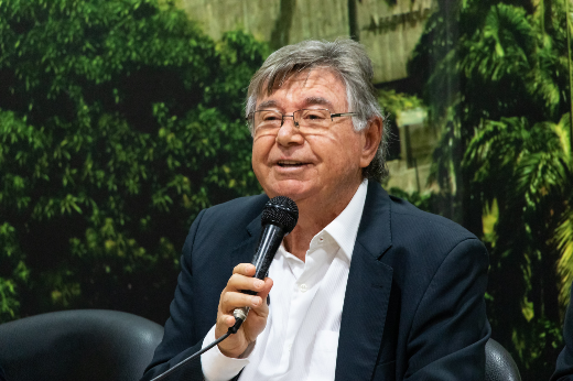 Imagem: Foto do Professor César Barreira, homem branco, de cabelos grisalhos, óculos e blazer preto, segurando microfone (Foto: Viktor Braga/UFC Informa)