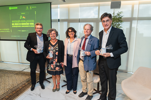 Imagem: Da esquerda para a direita: Prof.Barros Neto (PROINTER), Profª Diana Azevedo  (vice-reitora), Profª Mônica Abreu (LECOS/FEAAC), Prof. Rainer Walz (Fraunhofer ISI) e Hugo Figueiredo (diretor do Complexo do Pecém). (Foto: Laura Guerreiro/Ascom FIEC)