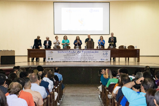 Imagem: auditório da Faculdade de Direito repleto de pessoas para a cerimônia