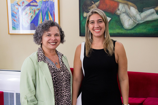 Imagem: De pé, n Gabinete da Reitoria, a vice-reitora Diana Azevedo (de blazer verde) posa com a deputada estadual Larissa Gaspar (de vestido preto e branco). (Foto: Ribamar Neto/UFC Informa)