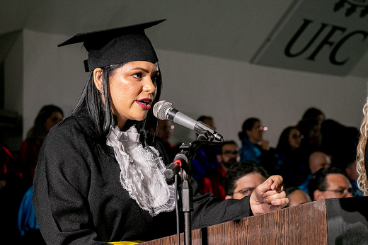 Imagem: Oradora discente, Marciane Rodrigues, relembrou os desafios e apoio ao longo da graduação, especialmente no período da pandemia  (foto: Ribamar Neto/UFC)