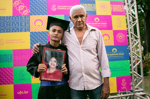 Imagem: pai e filho seguram retrato da mãe