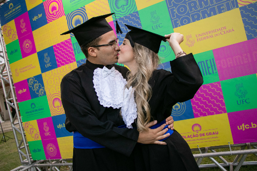 Imagem: João Victor Alencar e a Karina de Lima, concludentes do curso de Engenharia Civil. 