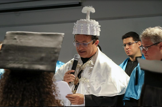 Imagem: Em sua fala, o reitor Custódio Almeida destacou conquistas dos concludentes: autonomia, maturidade intelectual, liberdade de ser humano (Foto: Ribamar Neto/UFC) 