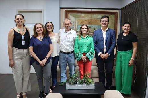 Imagem: De pé, da esquerda para a direita: Aline Matos (SEDUC), Profª Maria Elias Soares (coord. da EIDEIA-UFC), Adriana Madja (EIDEIA), Prof. Manoel Andrade (COART-EIDEIA), Eliana Estrela (sec. de Educação), Prof. Custódio Almeida (reitor da UFC) e Gezenira Rodrigues (SEDUC). (Foto: Rogério Bié/ Ascom SEDUC)