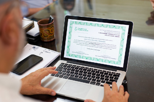 Imagem: Desde janeiro de 2022, todo diploma de graduação emitido por instituição de ensino superior federal é digital (Foto: Viktor Braga)