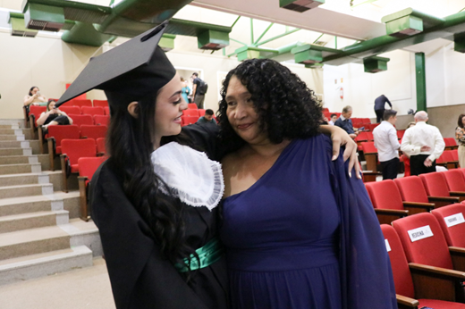 Imagem: A agora médica Daiana Rufino dedicou a formatura à mãe, dona Maria Rufino (Foto: Ribamar Neto/UFC)