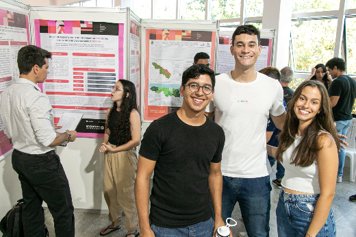 Imagem: As modalidades de apresentação de trabalho variam de acordo com o Encontro do qual o estudante irá participar (Foto: Viktor Braga/UFC)