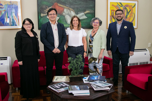 Imagem: Da esquerda para a direita: Profª Regina Célia (PRPPG), Prof. Custódio Almeida (reitor), Profª Isabel Belmonte (UAM-Madrid), Profª Diana Azevedo (vice-reitora) e Prof. Cícero Miranda (CH)