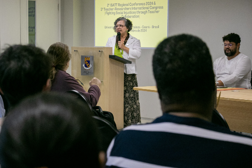 Imagem: Professora Diana Azevedo durante aberto do evento (foto: Ribamar Neto/UFC Informa)