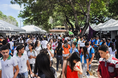 Imagem: pessoas caminham entre estandes na última Feira das Profissões