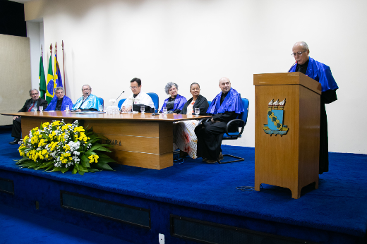 Imagem: ex-reitor Jesualdo Farias discursa