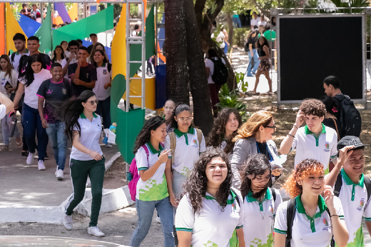 Imagem: estudantes de ensino médio chegam ao campus do pici