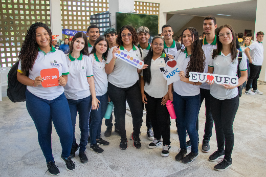 Imagem: estudantes de escola posam para foto na Feira das Profissões