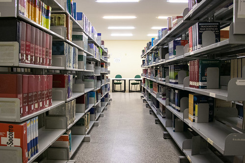 Imagem: Corredor de biblioteca da UFC em Sobral 